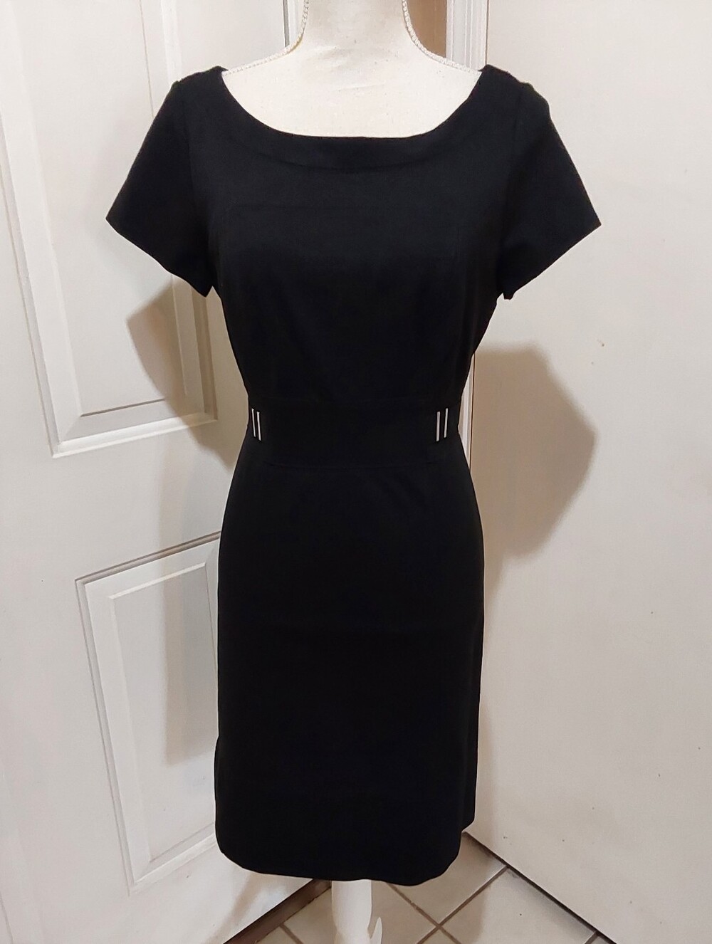 🌺 NWT White House Black Market Black Scoop-Neck Sheath Dress